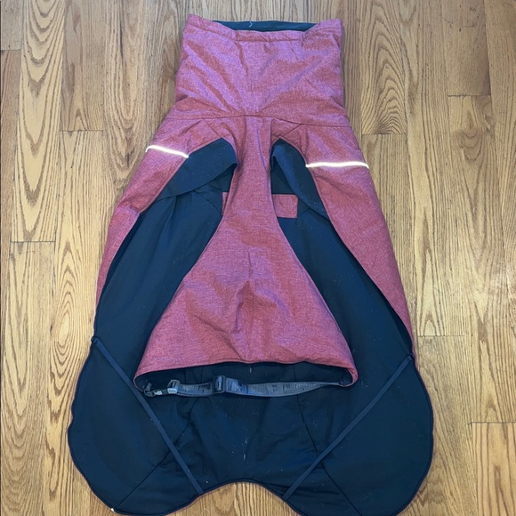 Hurtta Size 32” Expedition Parka Dog Coat in Beetroot - Picture 6 of 16